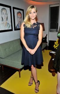 Reese Witherspoon feet photo thumbnail