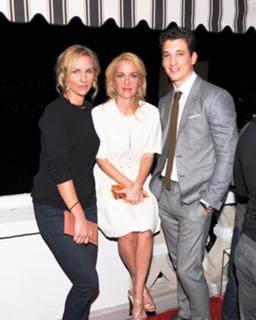 Gillian Anderson feet photo thumbnail