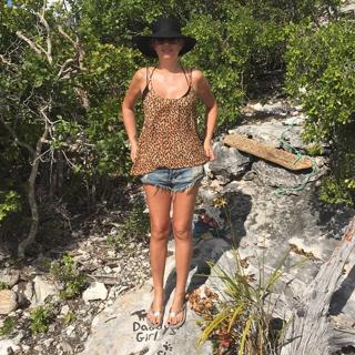 Daisy Fuentes feet photo thumbnail