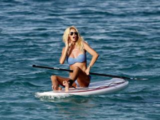 Victoria Silvstedt feet photo thumbnail