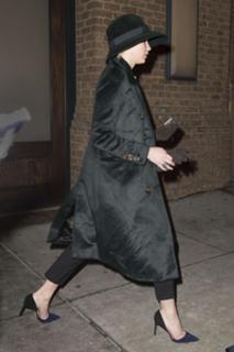 Jennifer Lawrence feet photo thumbnail