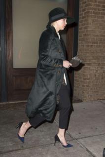 Jennifer Lawrence feet photo thumbnail
