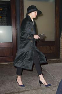 Jennifer Lawrence feet photo thumbnail