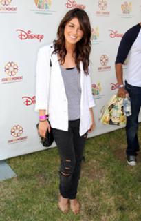 Shenae Grimes-Beech feet photo thumbnail