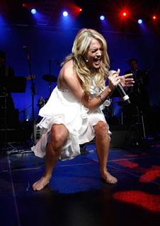 Carrie Underwood feet photo thumbnail