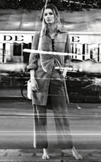 Gisele Bündchen feet photo thumbnail