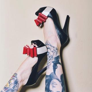 Katherine von Drachenberg feet photo thumbnail