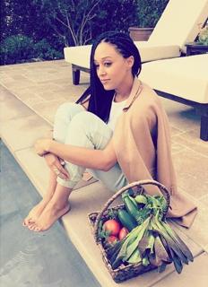 Tia Mowry feet photo thumbnail