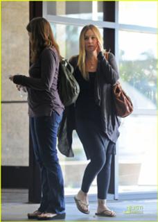 Christina Applegate feet photo thumbnail