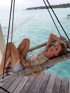 Alessia Marcuzzi feet photo thumbnail