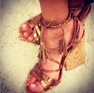Adriane Galisteu feet photo thumbnail