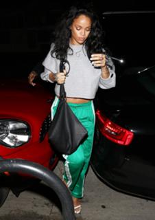 Rihanna feet photo thumbnail
