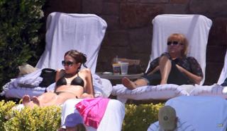 Jessica Alba feet photo thumbnail