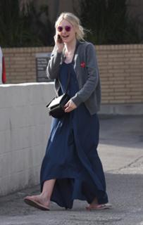 Dakota Fanning feet photo thumbnail