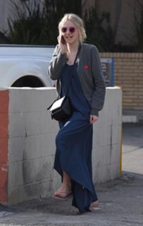 Dakota Fanning feet photo thumbnail