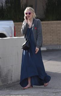 Dakota Fanning feet photo thumbnail