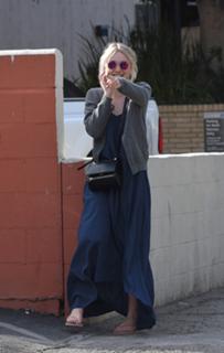 Dakota Fanning feet photo thumbnail