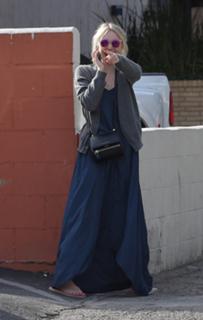 Dakota Fanning feet photo thumbnail