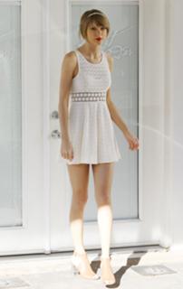 Taylor Swift feet photo thumbnail