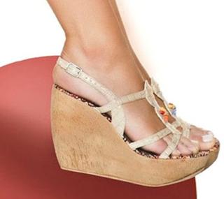 Isis Valverde feet photo thumbnail