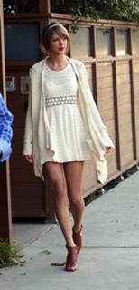 Taylor Swift feet photo thumbnail
