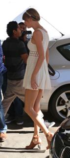 Taylor Swift feet photo thumbnail