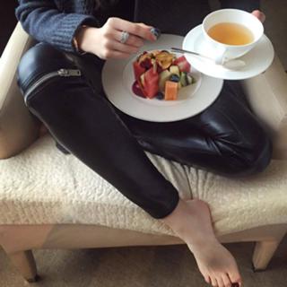 Xenia Tchoumitcheva feet photo thumbnail