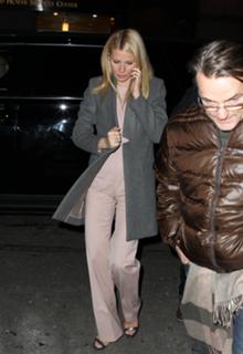 Gwyneth Paltrow feet photo thumbnail