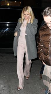 Gwyneth Paltrow feet photo thumbnail