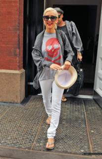 Christina Aguilera feet photo thumbnail