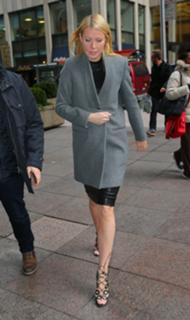 Gwyneth Paltrow feet photo thumbnail