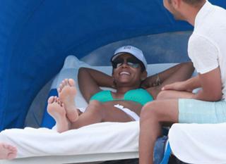 Halle Berry feet photo thumbnail