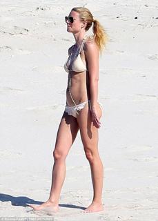 Gwyneth Paltrow feet photo thumbnail