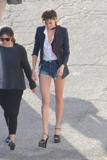 Shailene Woodley feet photo thumbnail