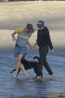 Kristen Stewart feet photo thumbnail