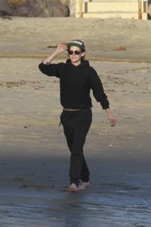 Kristen Stewart feet photo thumbnail