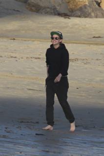 Kristen Stewart feet photo thumbnail