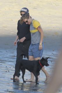 Kristen Stewart feet photo thumbnail