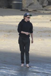 Kristen Stewart feet photo thumbnail