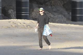 Kristen Stewart feet photo thumbnail