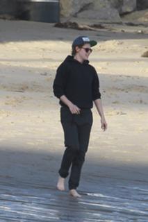 Kristen Stewart feet photo thumbnail