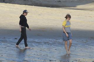 Kristen Stewart feet photo thumbnail