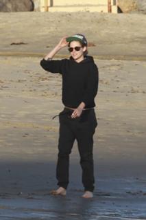 Kristen Stewart feet photo thumbnail
