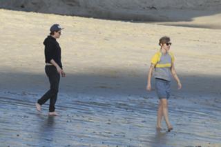 Kristen Stewart feet photo thumbnail