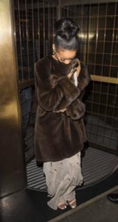 Rihanna feet photo thumbnail
