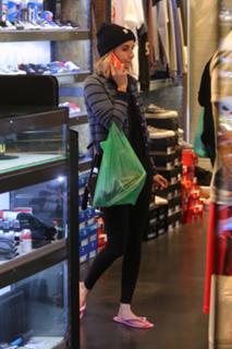 Emma Roberts feet photo thumbnail