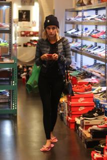 Emma Roberts feet photo thumbnail