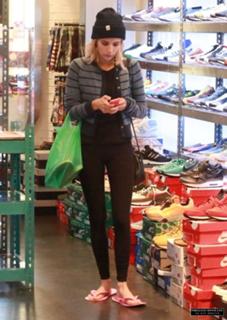 Emma Roberts feet photo thumbnail