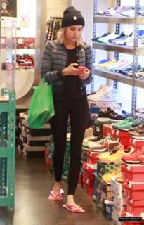 Emma Roberts feet photo thumbnail