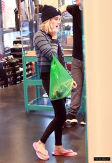Emma Roberts feet photo thumbnail